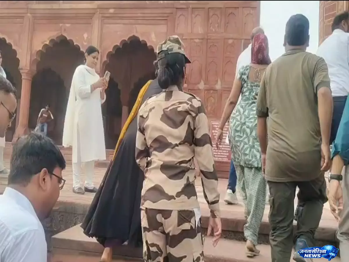 ताजमहल परिसर में तिरंगा फहराने का प्रयास नाकाम ताजमहल परिसर में तिरंगा फहराने का प्रयास नाकाम