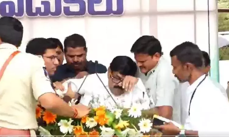 Andhra: तिरुपति में स्वतंत्रता दिवस के भाषण के दौरान मंत्री अनाम बीमार पड़ गए Andhra: तिरुपति में स्वतंत्रता दिवस के भाषण के दौरान मंत्री अनाम बीमार पड़ गए