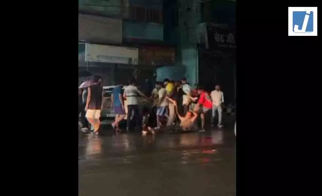 कार एक्सीडेंट के बाद युवक युवती ने किया KISS, लोगों ने जमकर धुना कार एक्सीडेंट के बाद युवक युवती ने किया KISS, लोगों ने जमकर धुना