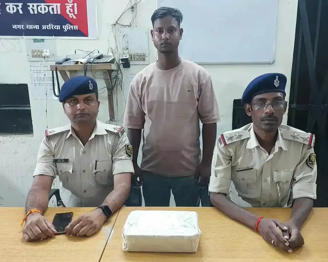 Araria: स्मैक की डिलीवरी से पहले तस्कर गिरफ्तार, 604.2 ग्राम नशीला पदार्थ बरामद Araria: स्मैक की डिलीवरी से पहले तस्कर गिरफ्तार, 604.2 ग्राम नशीला पदार्थ बरामद
