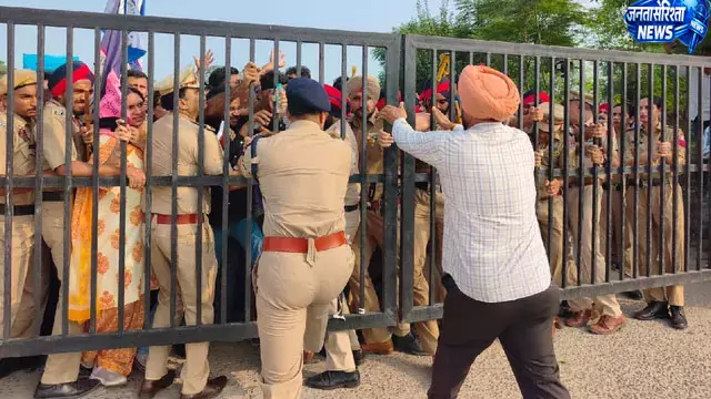 फिरोजपुर में 1158 सहायक कंप्यूटर अध्यापकों का प्रदर्शन, सीएम के खिलाफ की नारेबाजी फिरोजपुर में 1158 सहायक कंप्यूटर अध्यापकों का प्रदर्शन, सीएम के खिलाफ की नारेबाजी