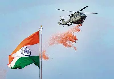 New Delhi: स्वतंत्रता दिवस पर लाल किले के ऊपर दिखा अनोखा नजारा, हेलीकॉप्टर ने लहराया तिरंगा New Delhi: स्वतंत्रता दिवस पर लाल किले के ऊपर दिखा अनोखा नजारा, हेलीकॉप्टर ने लहराया तिरंगा