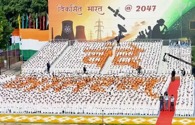 New Delhi: लाल किले के सामने ज्ञानपथ पर गूंजा देशभक्ति का संदेश, बनी ‘वंदे मातरम’ आकृति New Delhi: लाल किले के सामने ज्ञानपथ पर गूंजा देशभक्ति का संदेश, बनी ‘वंदे मातरम’ आकृति