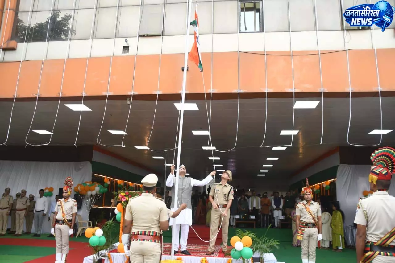 रायपुर के मंडल रेल प्रबंधक दयानंद ने फहराया राष्ट्रीय ध्वज रायपुर के मंडल रेल प्रबंधक दयानंद ने फहराया राष्ट्रीय ध्वज