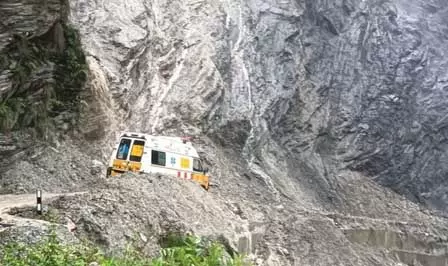 उत्तराखंड: चमोली के बिरही-निजमुला मार्ग पर भूस्खलन, मरीज को ले जा रही 108 एंबुलेंस मलबे में फंसी उत्तराखंड: चमोली के बिरही-निजमुला मार्ग पर भूस्खलन, मरीज को ले जा रही 108 एंबुलेंस मलबे में फंसी