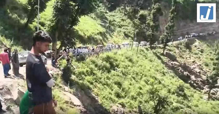 जम्मू-कश्मीर के किश्तवाड़ में बड़ा हादसा, चिनाब नदी में गाड़ी पलटने से पांच लोगों की मौत जम्मू-कश्मीर के किश्तवाड़ में बड़ा हादसा, चिनाब नदी में गाड़ी पलटने से पांच लोगों की मौत