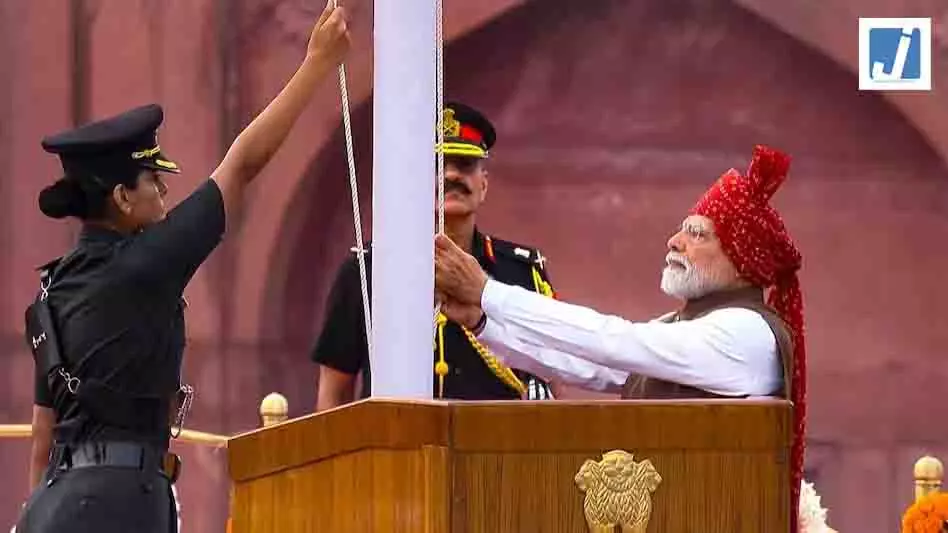 कौन हैं Captain रितिका खरेता? PM मोदी संग तिरंगा फहराते हुए देखा गया कौन हैं Captain रितिका खरेता? PM मोदी संग तिरंगा फहराते हुए देखा गया