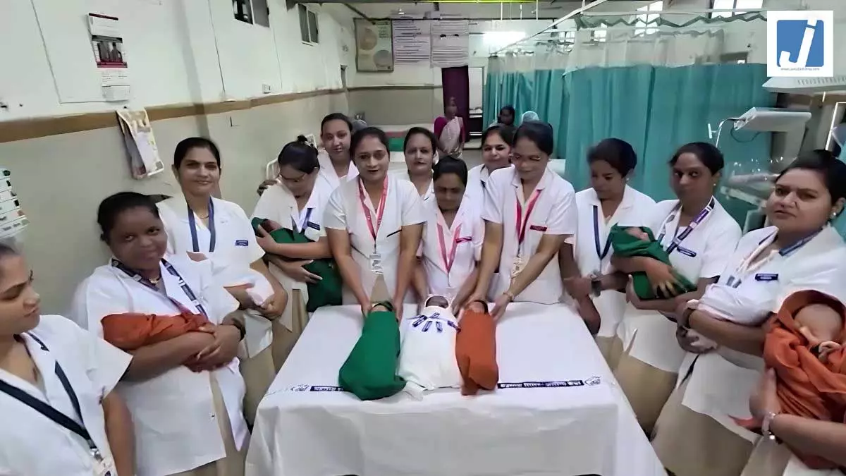 नर्सों ने ड्यूटी के बीच मनाया स्वतंत्रता दिवस, तिरंगे के रंगों में सजे नन्हे-मुन्ने बच्चों ने बिखेरी देशभक्ति की छटा नर्सों ने ड्यूटी के बीच मनाया स्वतंत्रता दिवस, तिरंगे के रंगों में सजे नन्हे-मुन्ने बच्चों ने बिखेरी देशभक्ति की छटा