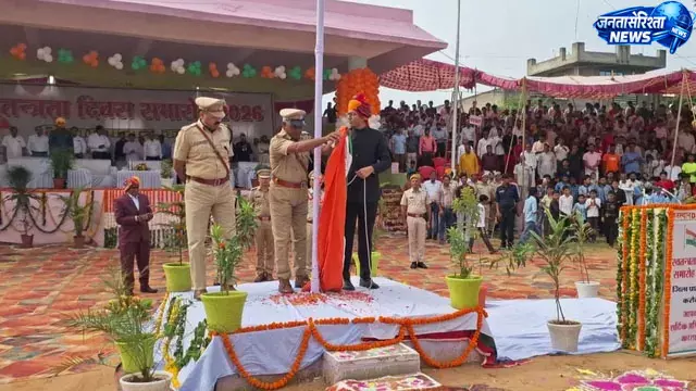 राजस्थान के करौली में ध्वजारोहण के दौरान अचानक गिरा तिरंगा, दोबारा सम्मान के साथ फहराया गया राजस्थान के करौली में ध्वजारोहण के दौरान अचानक गिरा तिरंगा, दोबारा सम्मान के साथ फहराया गया