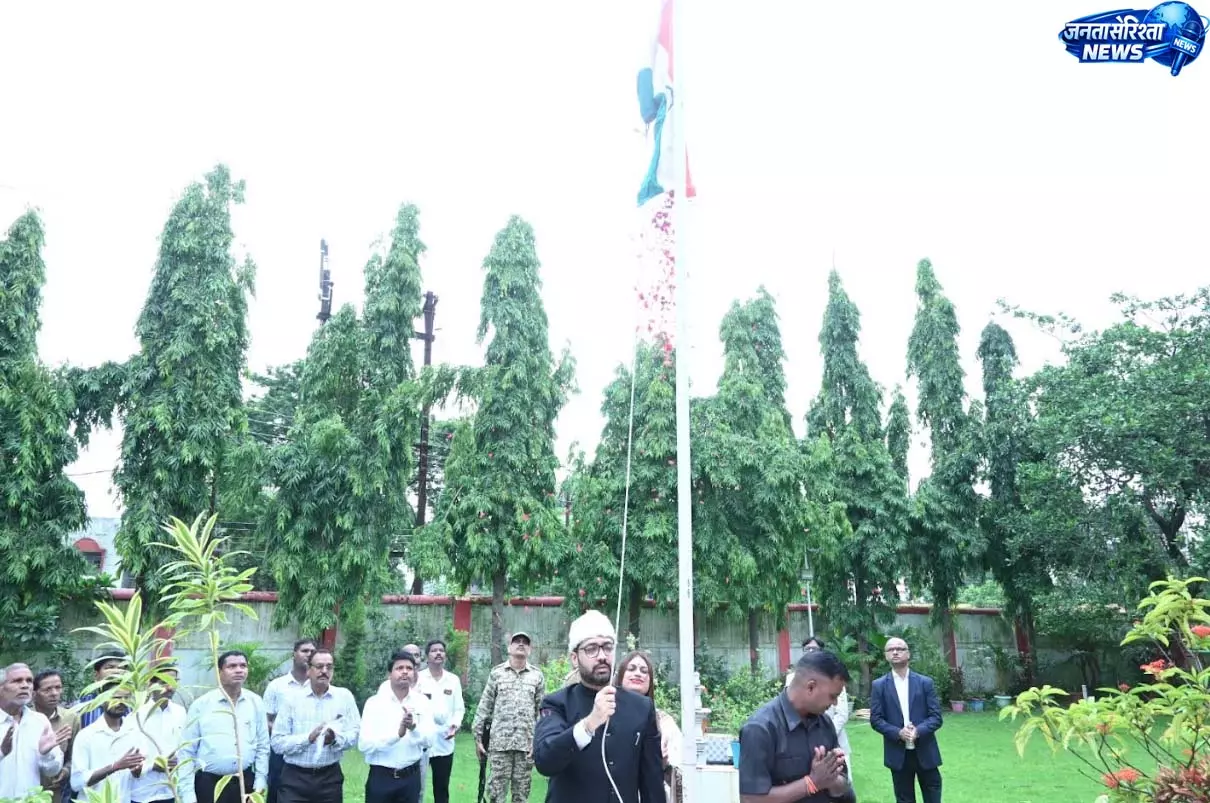 कलेक्टर लंगेह ने कलेक्ट्रेट में किया ध्वजारोहण कलेक्टर लंगेह ने कलेक्ट्रेट में किया ध्वजारोहण