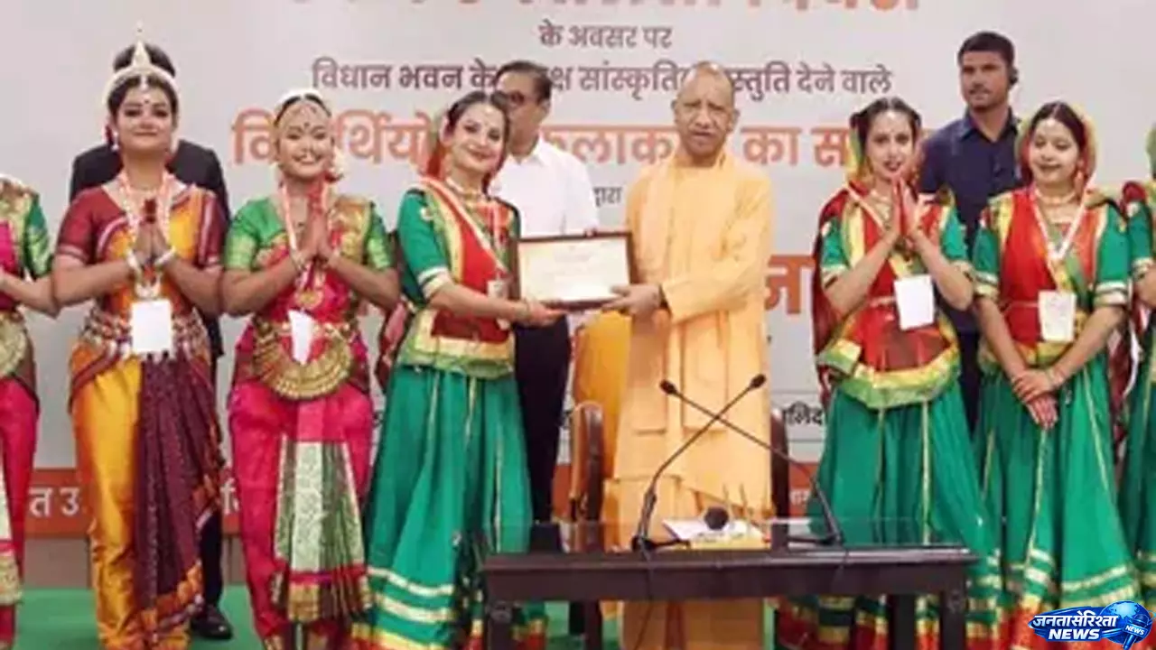 सांस्कृतिक कलाकारों के बीच योगी का अनोखा अंदाज सांस्कृतिक कलाकारों के बीच योगी का अनोखा अंदाज