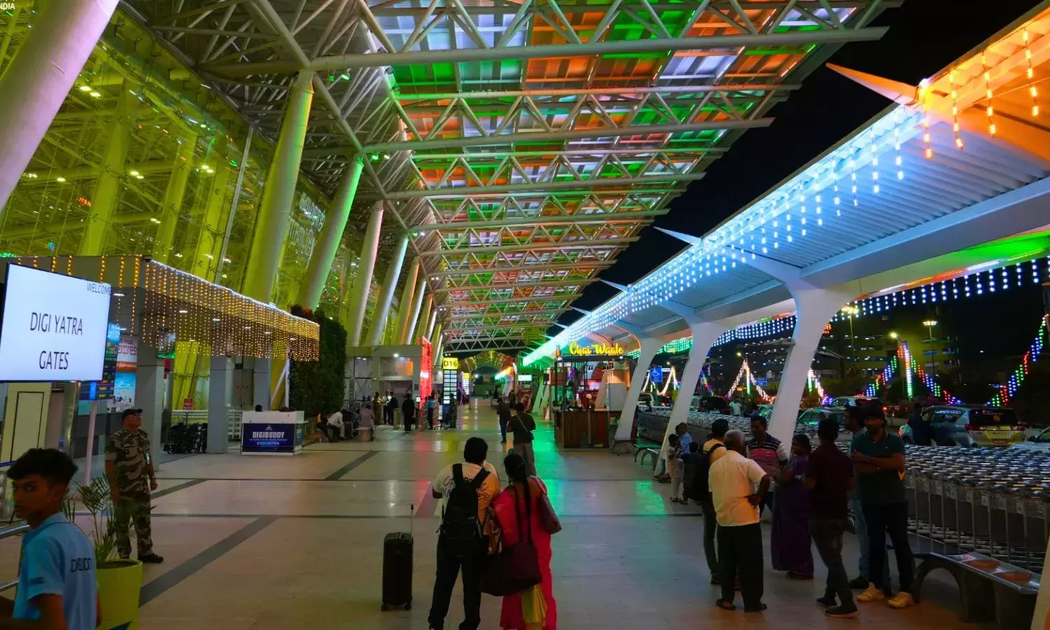 Tamil Nadu: चेन्नई एयरपोर्ट शानदार तिरंगी रोशनी से जगमगा उठा Tamil Nadu: चेन्नई एयरपोर्ट शानदार तिरंगी रोशनी से जगमगा उठा