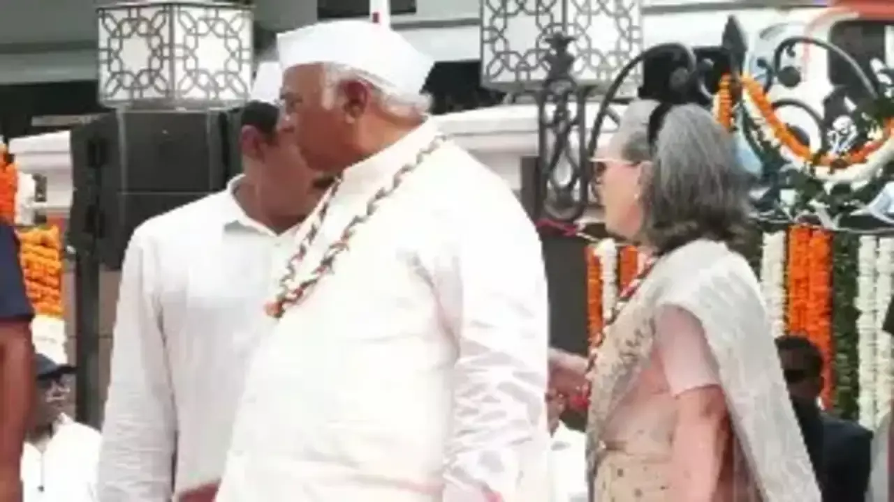 New Delhi: कांग्रेस नेताओं पर भाजपा का निशाना, राष्ट्रीय गीत के दौरान बातचीत पर मचा विवाद New Delhi: कांग्रेस नेताओं पर भाजपा का निशाना, राष्ट्रीय गीत के दौरान बातचीत पर मचा विवाद