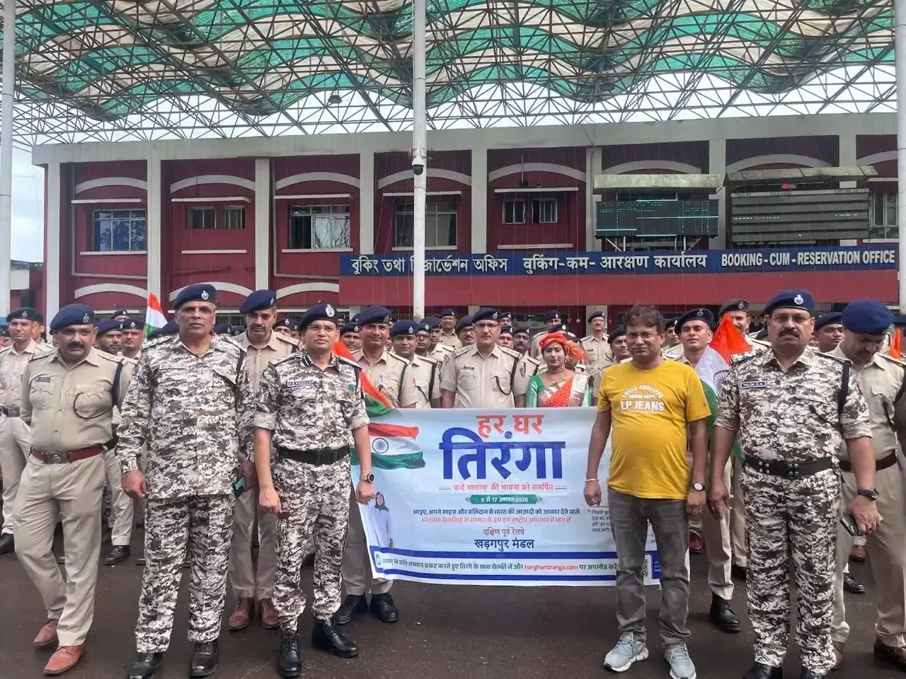 Kharagpur: तिरंगे के साथ सड़कों पर उतरे रेलवे कर्मचारी, खड़गपुर में दिखा देशभक्ति का रंग Kharagpur: तिरंगे के साथ सड़कों पर उतरे रेलवे कर्मचारी, खड़गपुर में दिखा देशभक्ति का रंग