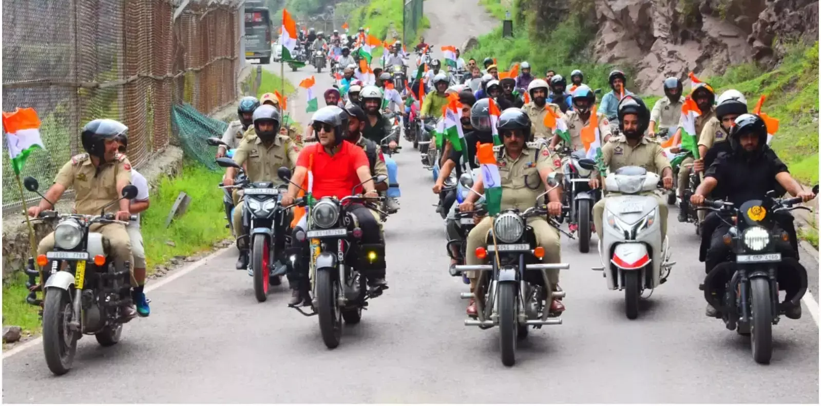 Baramulla: अमन सेतु से बाइक रैली के जरिए दिया एकता और राष्ट्रभक्ति का संदेश Baramulla: अमन सेतु से बाइक रैली के जरिए दिया एकता और राष्ट्रभक्ति का संदेश