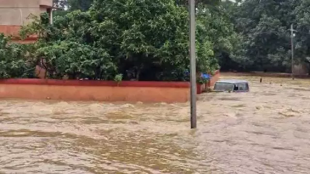 ओडिशा में सुवर्णरेखा नदी चेतावनी के निशान से ऊपर और जलका नदी खतरे के निशान से ऊपर बह रही ओडिशा में सुवर्णरेखा नदी चेतावनी के निशान से ऊपर और जलका नदी खतरे के निशान से ऊपर बह रही