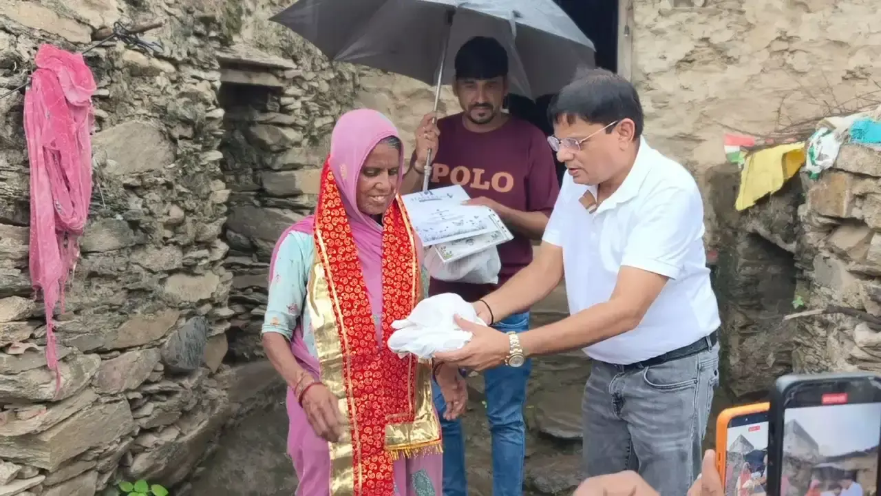Rajsamand: 75वें जन्मदिन पर मां को खास तोहफा, दो विधवा बहनों के लिए बनेंगे पक्के मकान Rajsamand: 75वें जन्मदिन पर मां को खास तोहफा, दो विधवा बहनों के लिए बनेंगे पक्के मकान