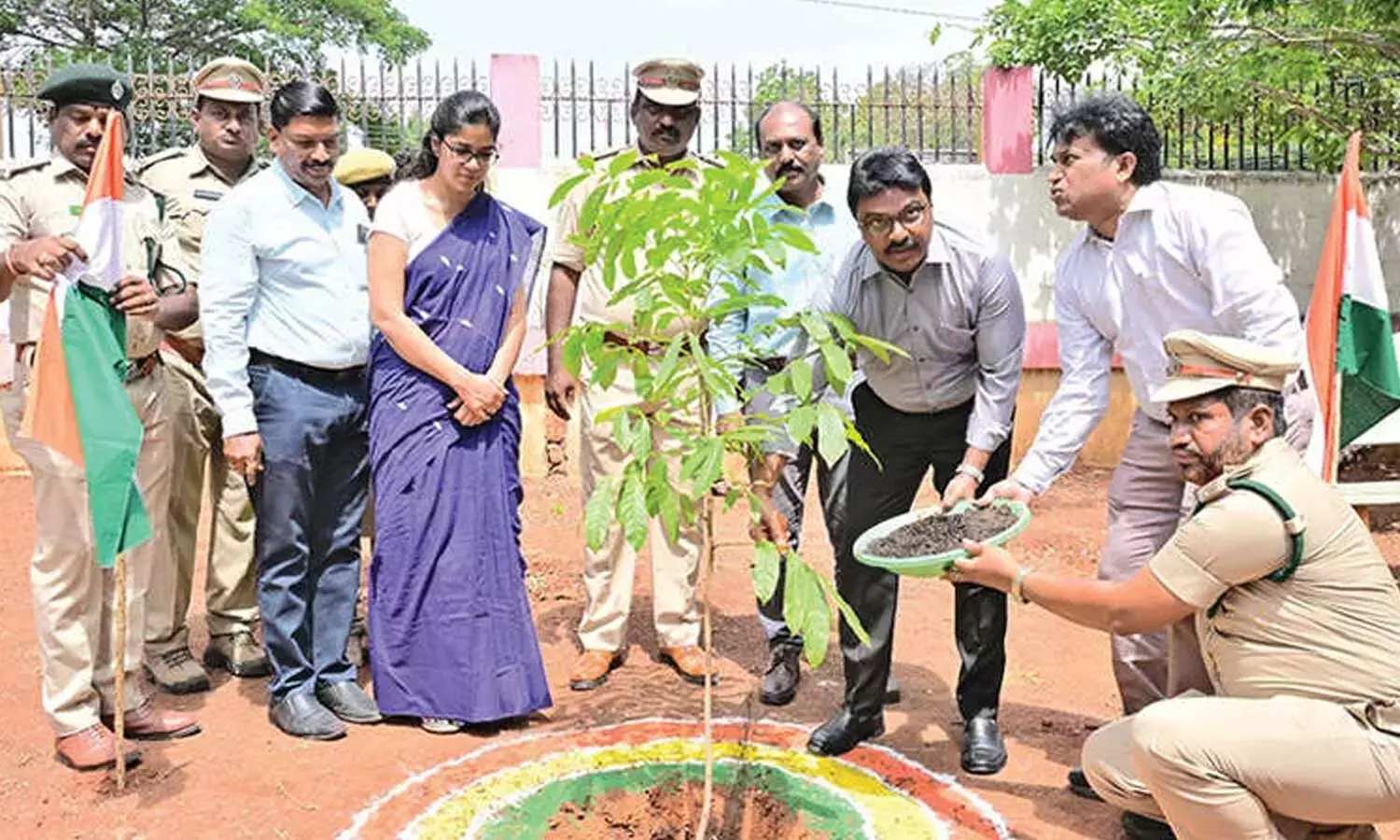 Ongole: स्वतंत्रता दिवस की पूर्व संध्या पर वृक्षारोपण अभियान आयोजित Ongole: स्वतंत्रता दिवस की पूर्व संध्या पर वृक्षारोपण अभियान आयोजित