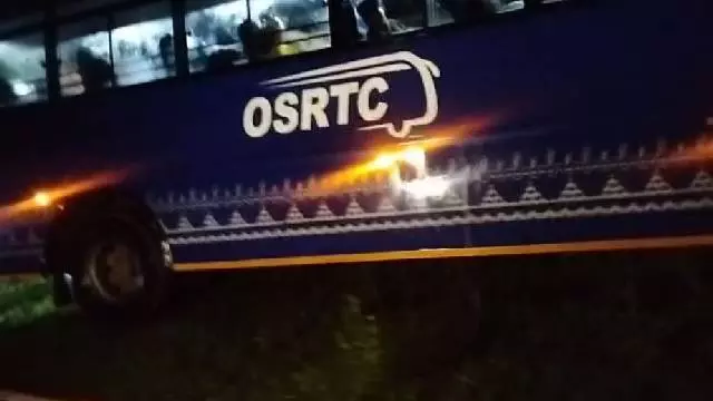 भुवनेश्वर-मलकानगिरी सरकारी बस सड़क से उतर गई, यात्री बाल-बाल बच गए भुवनेश्वर-मलकानगिरी सरकारी बस सड़क से उतर गई, यात्री बाल-बाल बच गए