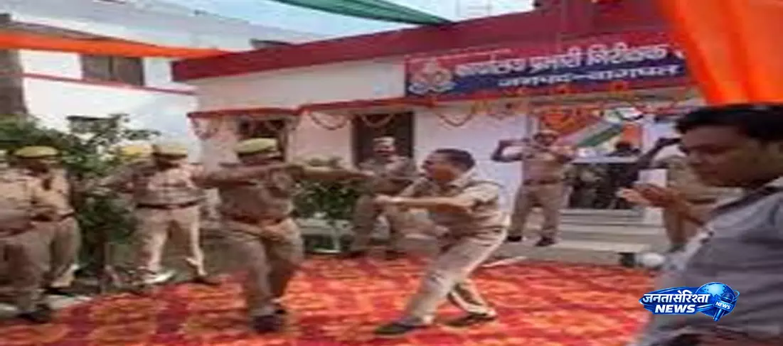 देशभक्ति गीत बजते ही थिरक उठे पुलिसकर्मियों के कदम देशभक्ति गीत बजते ही थिरक उठे पुलिसकर्मियों के कदम