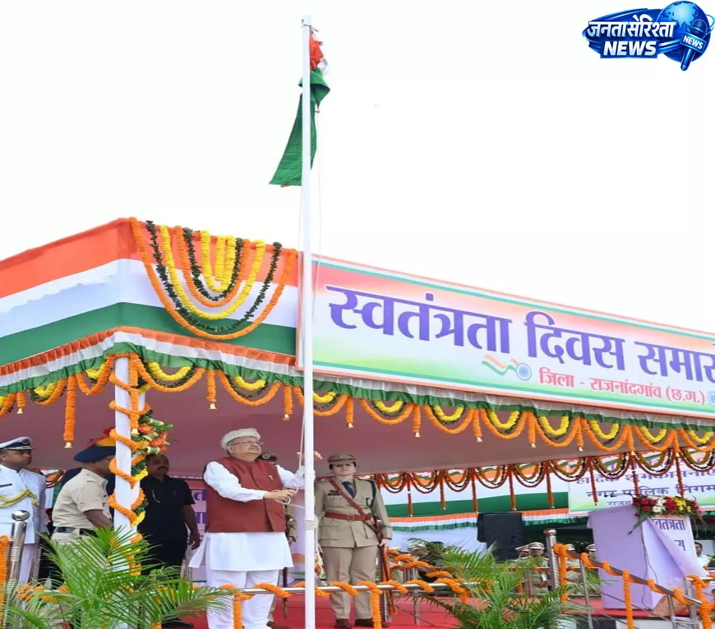 राजनांदगांव में विधानसभा अध्यक्ष डॉ. रमन सिंह ने फहराया तिरंगा राजनांदगांव में विधानसभा अध्यक्ष डॉ. रमन सिंह ने फहराया तिरंगा
