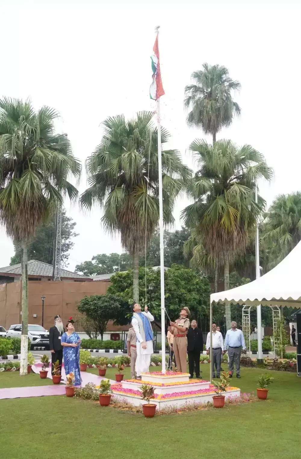 Dehradun: सीएम धामी ने सरकारी आवास में किया ध्वजारोहण, एकता-अखंडता की शपथ दिलाई Dehradun: सीएम धामी ने सरकारी आवास में किया ध्वजारोहण, एकता-अखंडता की शपथ दिलाई