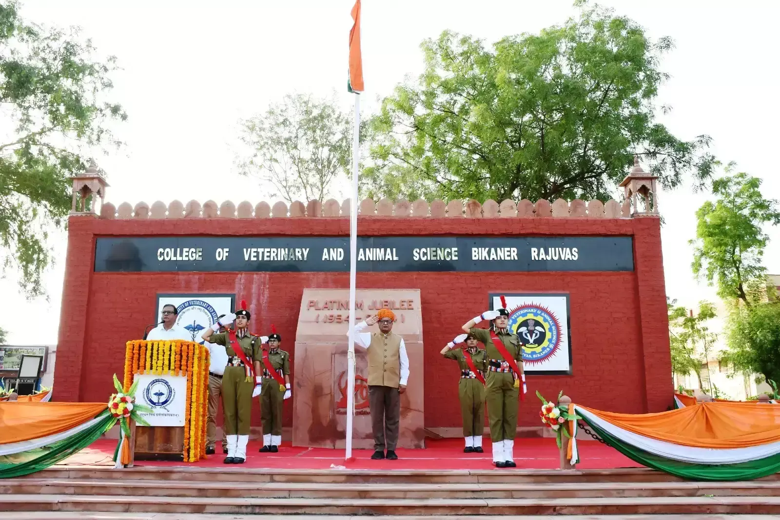 Bikaner: बीकानेर वेटरनरी विश्वविद्यालय में गूंजा देशभक्ति का संदेश, कुलगुरु ने फहराया तिरंगा Bikaner: बीकानेर वेटरनरी विश्वविद्यालय में गूंजा देशभक्ति का संदेश, कुलगुरु ने फहराया तिरंगा