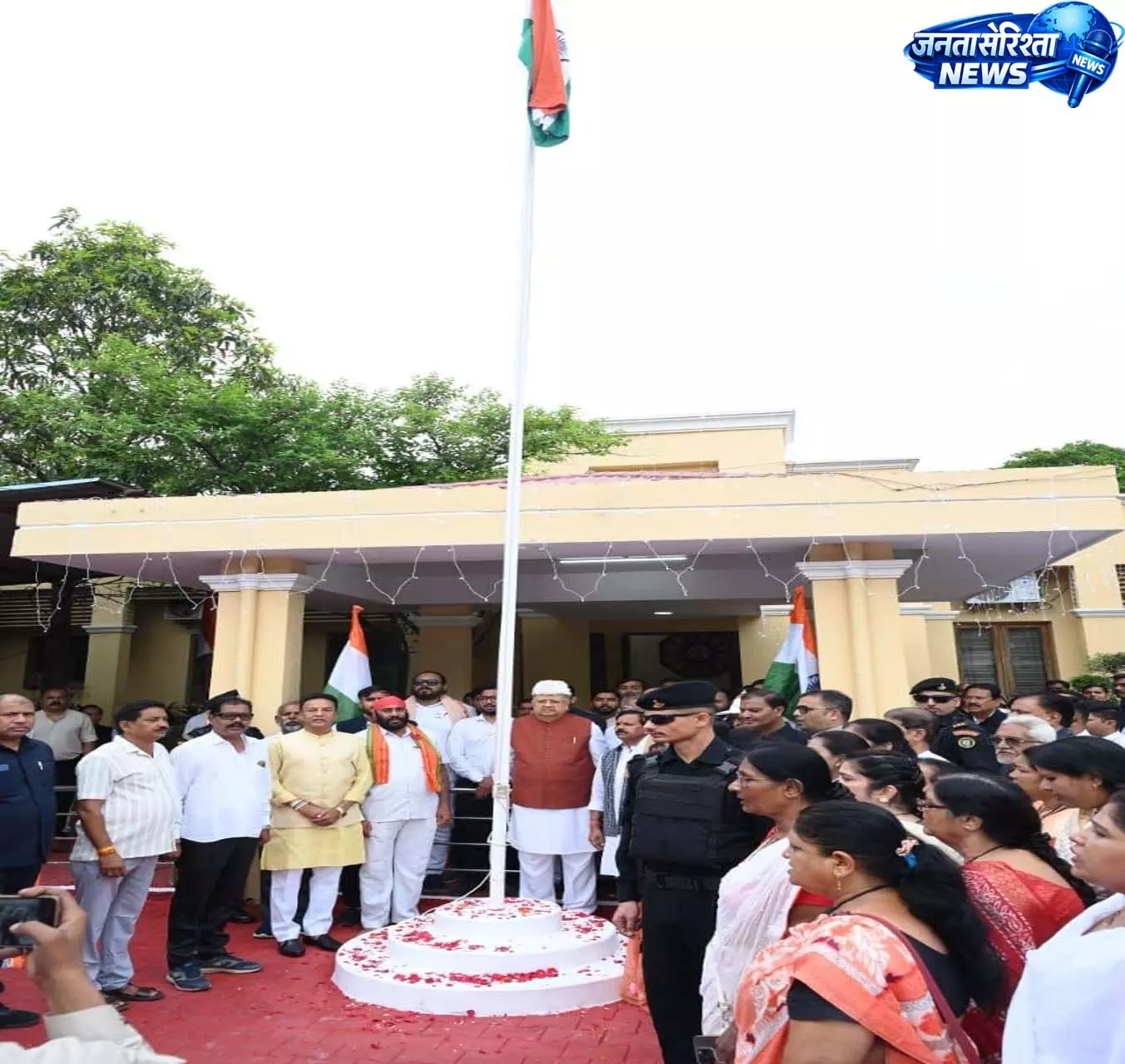 डॉ. रमन सिंह ने स्पीकर हाउस में फहराया तिरंगा डॉ. रमन सिंह ने स्पीकर हाउस में फहराया तिरंगा