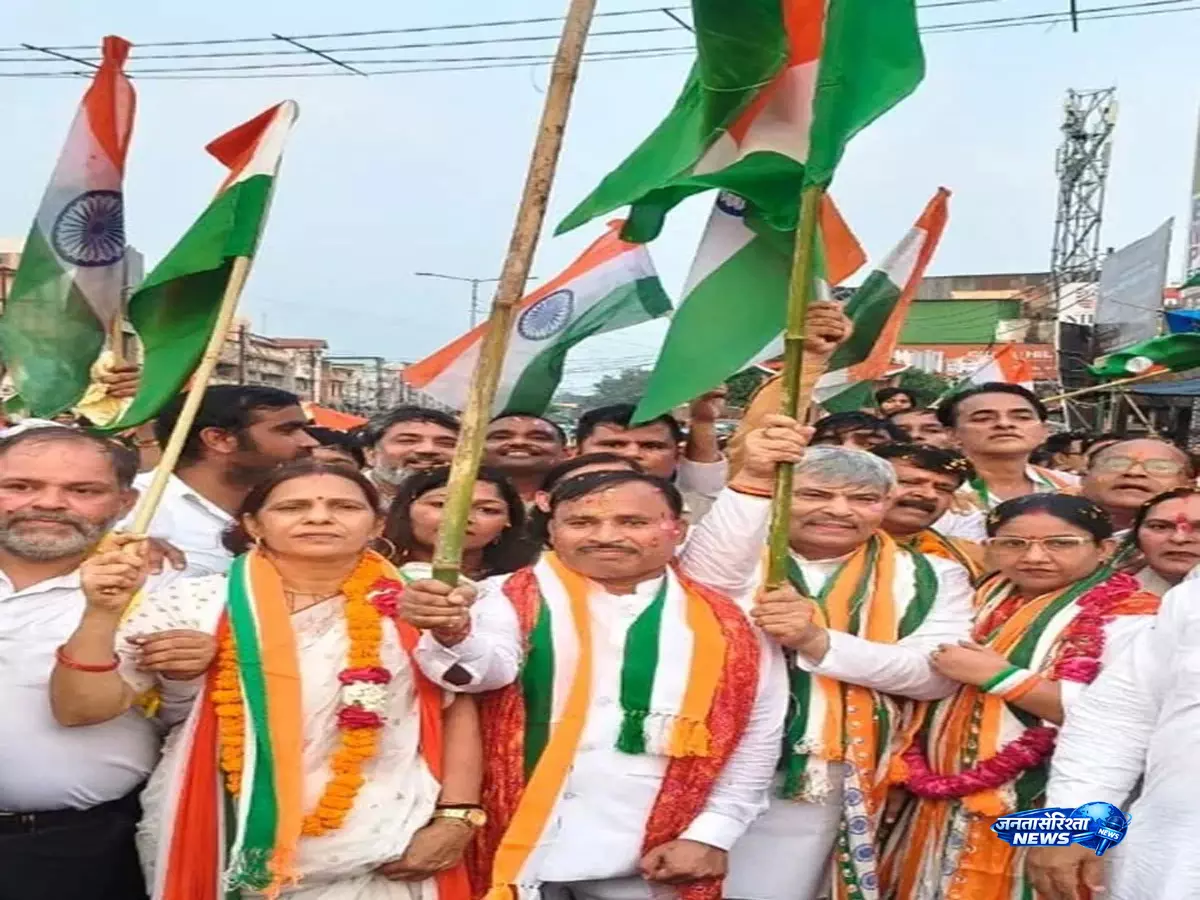 स्वतंत्रता दिवस पर तिरंगे के रंग में रंगा हापुड़ स्वतंत्रता दिवस पर तिरंगे के रंग में रंगा हापुड़