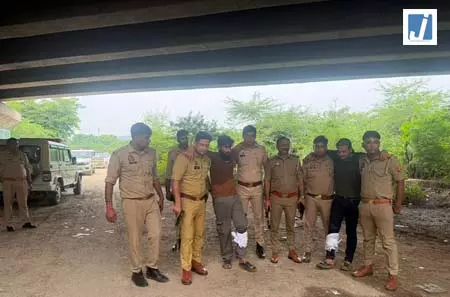 सवारी बनाकर लूट करने वाले बदमाशों से पुलिस की मुठभेड़, दो घायल सवारी बनाकर लूट करने वाले बदमाशों से पुलिस की मुठभेड़, दो घायल
