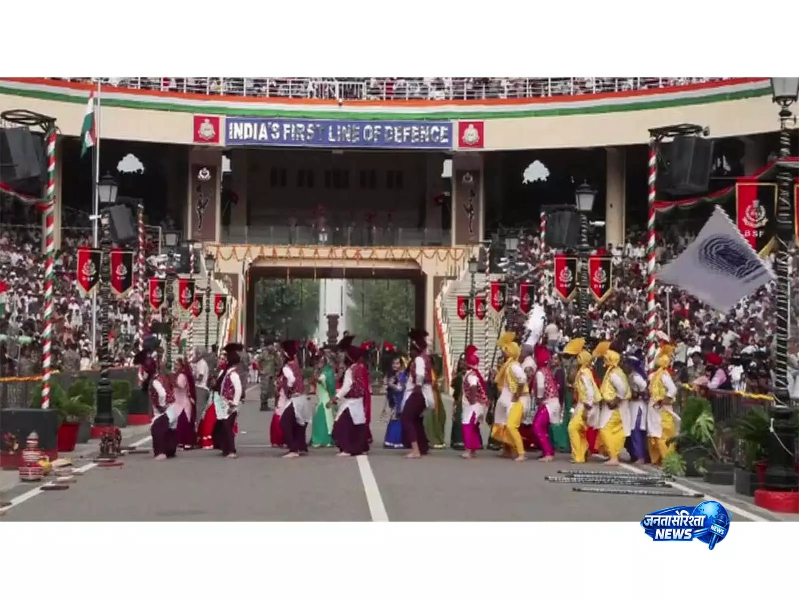 अटारी वाघा बॉर्डर पर भव्य बीटिंग रिट्रीट अटारी वाघा बॉर्डर पर भव्य बीटिंग रिट्रीट