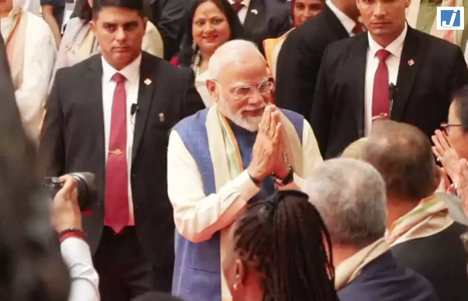 राष्ट्रपति भवन में एट होम रिसेप्शन, पीएम मोदी समेत कई गणमान्य हस्तियां हुईं शामिल राष्ट्रपति भवन में एट होम रिसेप्शन, पीएम मोदी समेत कई गणमान्य हस्तियां हुईं शामिल