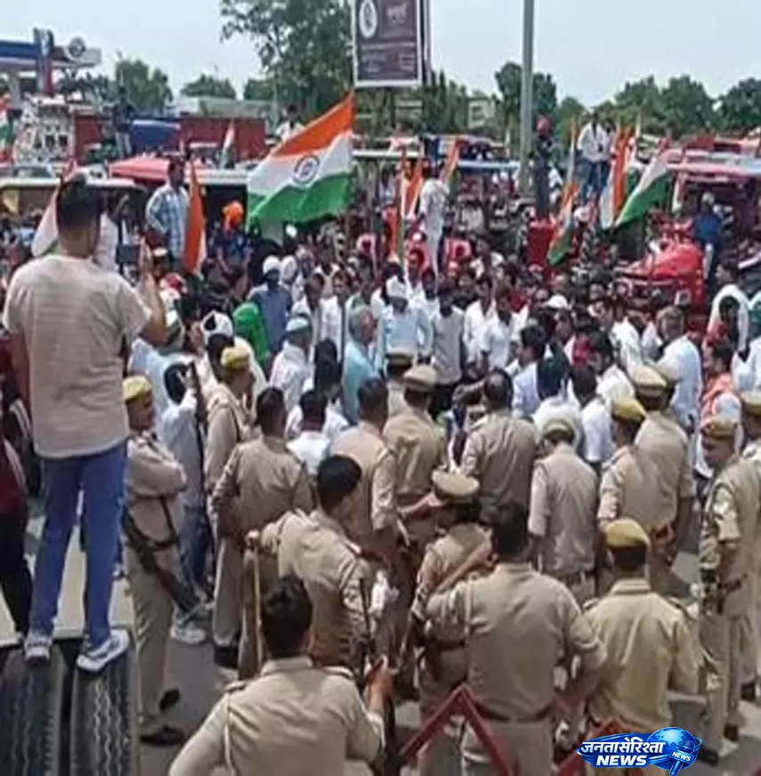 किसानों ने ट्रैक्टरों से निकाली भव्य तिरंगा यात्रा किसानों ने ट्रैक्टरों से निकाली भव्य तिरंगा यात्रा