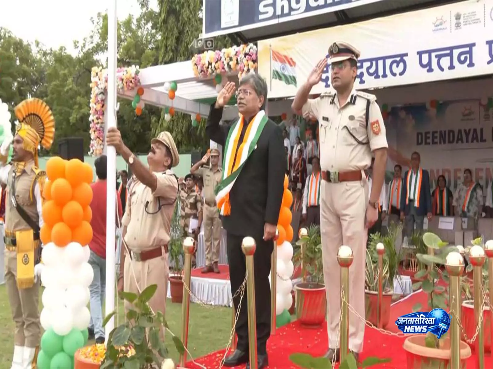 दीनदयाल पोर्ट पर फहराया गया तिरंगा दीनदयाल पोर्ट पर फहराया गया तिरंगा