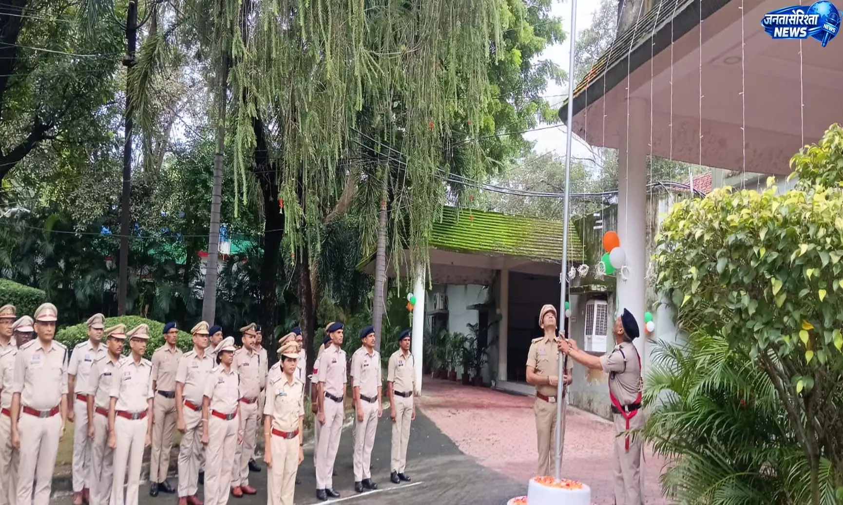 बिलासपुर रेंज IG ने कार्यालय में शान से लहराया तिरंगा बिलासपुर रेंज IG ने कार्यालय में शान से लहराया तिरंगा