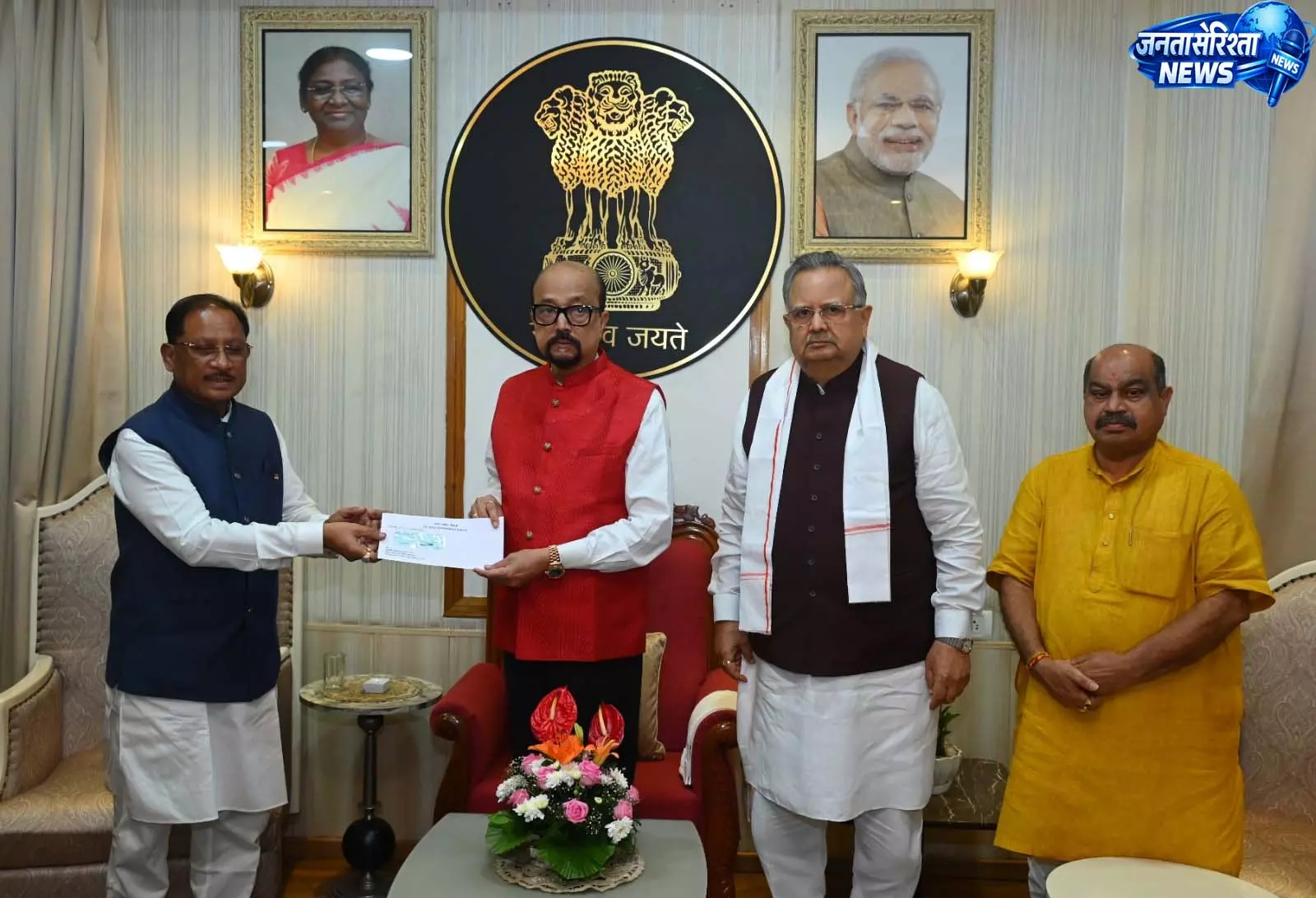 मुख्यमंत्री विष्णुदेव साय ने राज्यपाल रमेन डेका से की सौजन्य भेंट मुख्यमंत्री विष्णुदेव साय ने राज्यपाल रमेन डेका से की सौजन्य भेंट