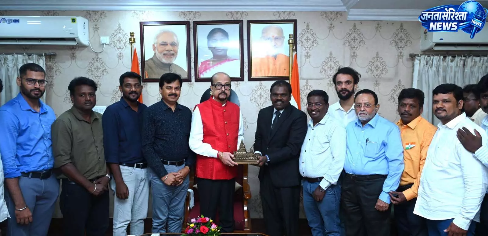 राज्यपाल रमेन डेका से चेन्नई के पत्रकारों ने सौजन्य भेंट की राज्यपाल रमेन डेका से चेन्नई के पत्रकारों ने सौजन्य भेंट की