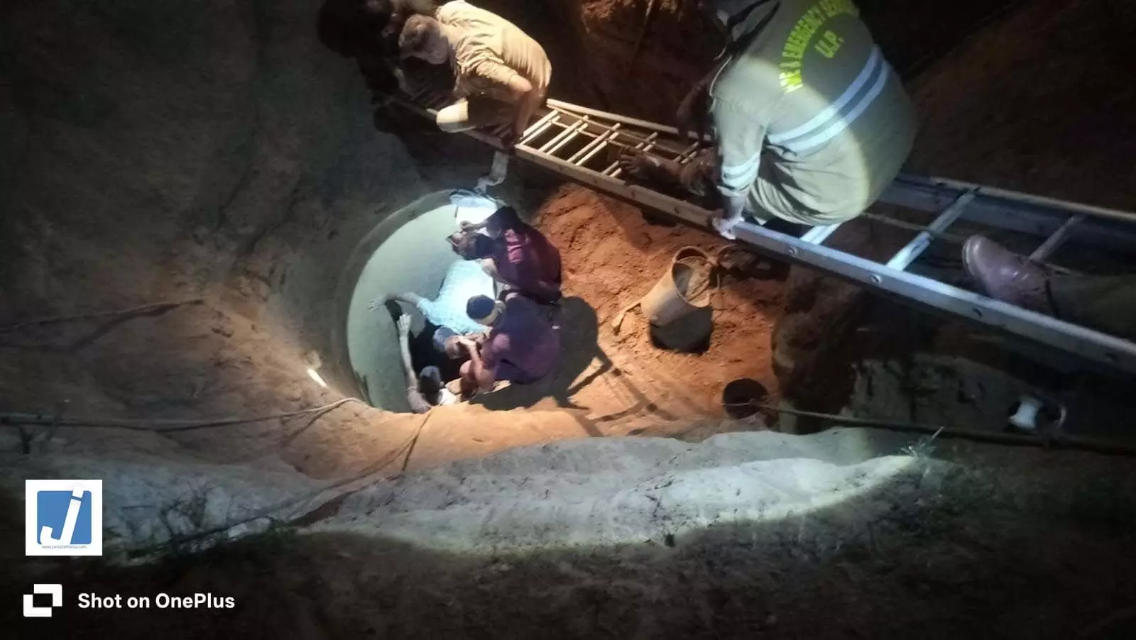 30 फीट गहरे गड्ढे में गिरी मिट्टी की ढांग ताऊ की मौत भतीजा मलबे में दबा 30 फीट गहरे गड्ढे में गिरी मिट्टी की ढांग ताऊ की मौत भतीजा मलबे में दबा