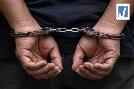 पश्चिम बंगाल: वसूली के आरोपों में तृणमूल नेता गिरफ्तार पश्चिम बंगाल: वसूली के आरोपों में तृणमूल नेता गिरफ्तार