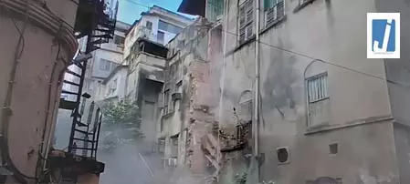 कोलकाता में चार मंजिला इमारत का हिस्सा ढहा, बड़ा हादसा टला कोलकाता में चार मंजिला इमारत का हिस्सा ढहा, बड़ा हादसा टला