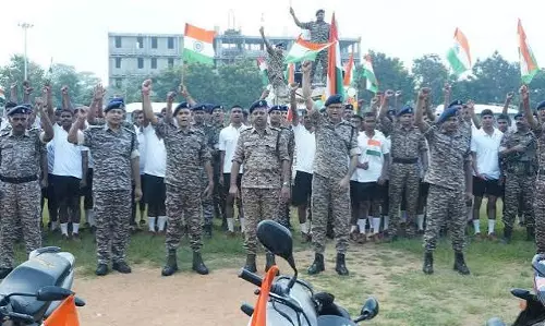CRPF की 35वीं बटालियन ने श्रीनगर में तिरंगा रैली आयोजित की CRPF की 35वीं बटालियन ने श्रीनगर में तिरंगा रैली आयोजित की