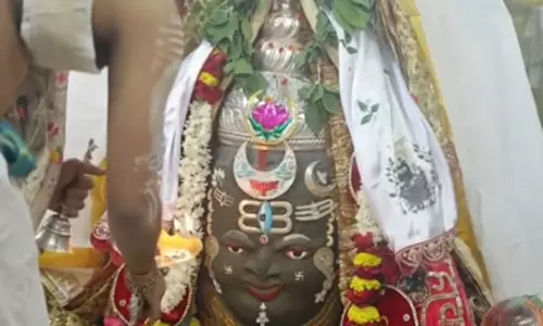 शेषनाग मुकुट, रजत मुंडमाल और रुद्राक्ष माला से बाबा महाकाल का शृंगार, कुमार विश्वास ने भी किए दर्शन शेषनाग मुकुट, रजत मुंडमाल और रुद्राक्ष माला से बाबा महाकाल का शृंगार, कुमार विश्वास ने भी किए दर्शन