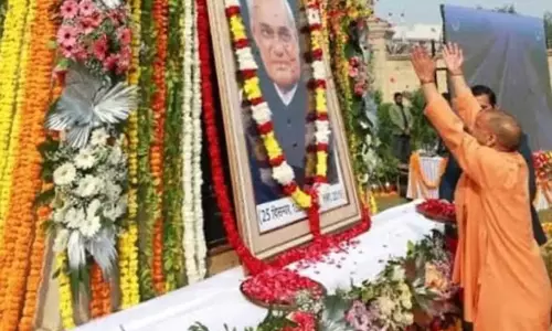 अटल बिहारी वाजपेयी की पुण्यतिथि पर सीएम योगी ने दी श्रद्धांजलि
