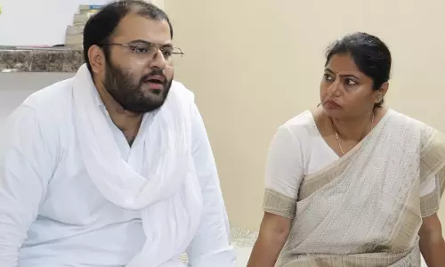 अतीक के परिवार से मिलीं पल्लवी पटेल, बेटे अबान की मौत पर जताया शोक