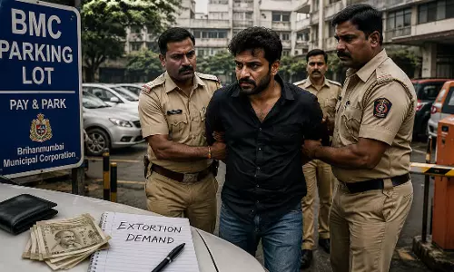 BMC की मुफ्त पार्किंग में वसूल रहा था 100 रुपये प्रति घंटा, हिस्ट्रीशीटर गिरफ्तार BMC की मुफ्त पार्किंग में वसूल रहा था 100 रुपये प्रति घंटा, हिस्ट्रीशीटर गिरफ्तार