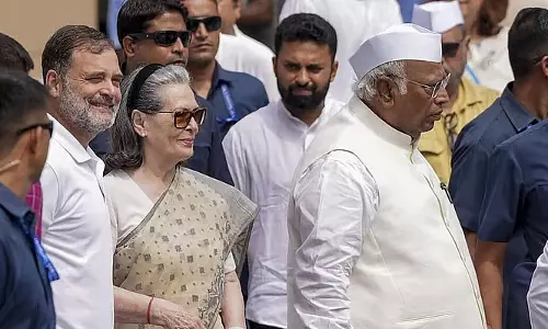वंदे मातरम को लेकर सोनिया गांधी पर BJP का आरोप, कांग्रेस ने दी सफाई वंदे मातरम को लेकर सोनिया गांधी पर BJP का आरोप, कांग्रेस ने दी सफाई