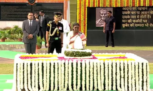 राष्ट्रपति और प्रधानमंत्री समेत कई नेताओं ने पुण्यतिथि पर अटल बिहारी वाजपेयी को पुष्पांजलि अर्पित की राष्ट्रपति और प्रधानमंत्री समेत कई नेताओं ने पुण्यतिथि पर अटल बिहारी वाजपेयी को पुष्पांजलि अर्पित की