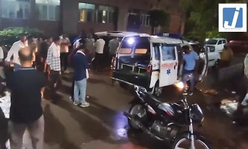 बेकाबू बस ने तीर्थयात्रियों को रौंदा, 2 की मौत, कई घायल