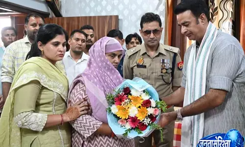 शहीद इंस्पेक्टर सुनील कुमार के परिवार से मिले एडीजी भानु भास्कर शहीद इंस्पेक्टर सुनील कुमार के परिवार से मिले एडीजी भानु भास्कर