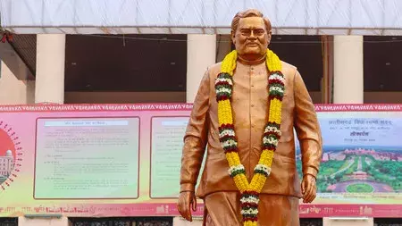 PM मोदी ने अटल बिहारी वाजपेयी को श्रद्धांजलि दी PM मोदी ने अटल बिहारी वाजपेयी को श्रद्धांजलि दी
